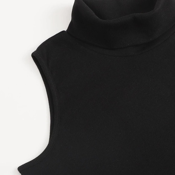 Black top and gingham skirt - Picture 4 of 5